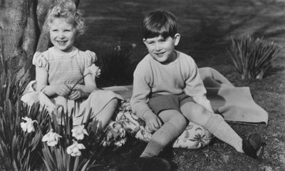الأمير تشارلز والأميرة آن عندما كانا طفلين في بالمورال ، 28 سبتمبر 1952. بواسطة ليزا شيريدان