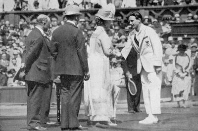 جان بوروترا يحصل على ميداليته من كوين ماري في المحكمة المركزية ، 1926 بواسطة وكالة لندن للأنباء
