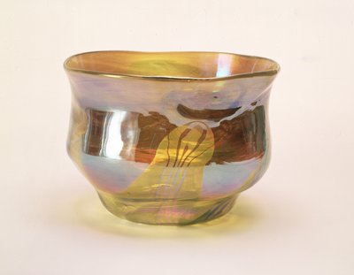Favrile Bowl ، لشركة زخرفة الزجاج ، نيويورك ، c.1894 (زجاج أصفر مع تقزح) بواسطة لويس كومفورت تيفاني
