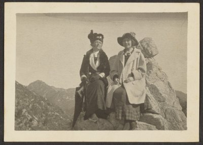 [امرأتان على صخرة] بواسطة لويس فليكنستين