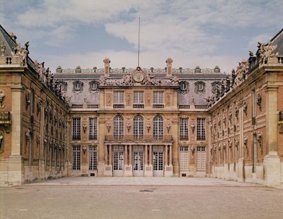 تم إعادة تصميم Louis XIII Courtyard أو The Marble Courtyard بواسطة Le Vau في عام 1630 بواسطة لويس لو فاو