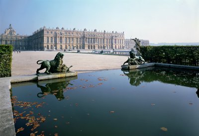 الواجهة الغربية أو واجهة الحديقة التي تم عرضها من Parterre d&39;Eau ، والتي صممها Le Vau وتم تعديلها بواسطة Mansart ، 1660-87 بواسطة لويس لو فاو