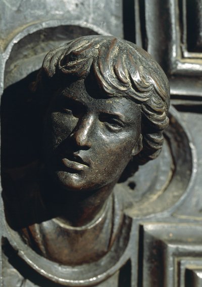 رأس جوليانو دي ميديسي ، تفاصيل من عمل برونزي على الباب للوكا ديلا روبيا (1400-1481). نيو ساكريستي ، كاتدرائية سانتا ماريا ديل فيوري ، فلورنسا. إيطاليا بواسطة لوكا ديلا روبيا