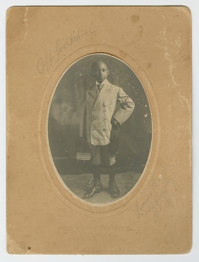 صورة لوسيوس هاربر الابن وهو يذهب إلى المدرسة ، كاليفورنيا. 1910. بواسطة لوسيوس هاربر