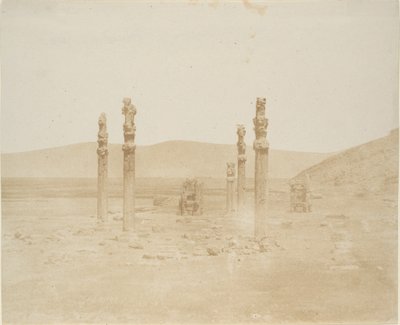 روين على الشرفة الأولى ، برسيبوليس ، 1858. بواسطة لويجي بيسشي