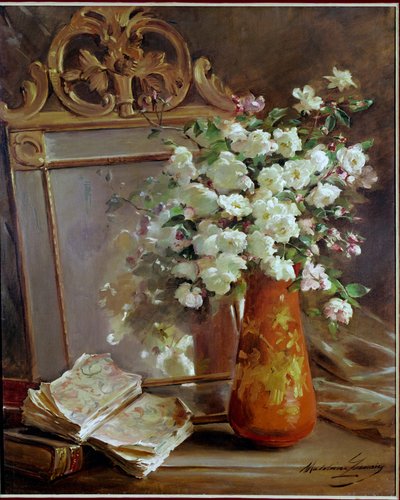 المزهرية الحمراء لا تزال حية مع مرآة ، وباقة من الزهور وكتاب. لوحة مادلين لومير (1845-1928) ، القرن العشرين. مجموعة خاصة بواسطة مادلين لومير