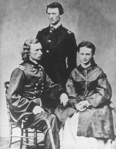General George A. Custer (1839-76) with his wife, Elizabeth, and his brother, Tom (b/w photo) بواسطة ماثيو برادي