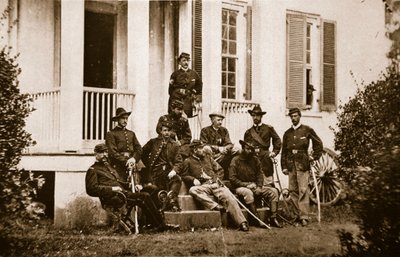 متطوعو نيويورك الـ 164 في مقر الجنرال مكماهون ، 1861-1865 (صورة بني داكن) بواسطة ماثيو ب برادي