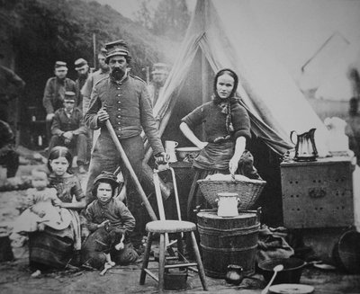 Union soldier of 31st Pennsylvania Regiment with family in Camp Slocum, near Washington D.C. بواسطة ماثيو برادي