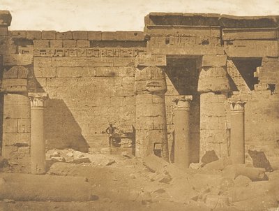 باحة قصر رمسيس ميامون في مدينة حبو بقايا كنيسة قبطية ، ١٨٤٩-١٨٥٠. بواسطة ماكسيم دو كامب
