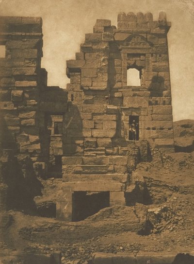 الواجهة الجانبية لـ Gyneceum of Rhamses-Meiamoun ، قصر Medinet-Habou ، في طيبة ، 1849-50. بواسطة ماكسيم دو كامب