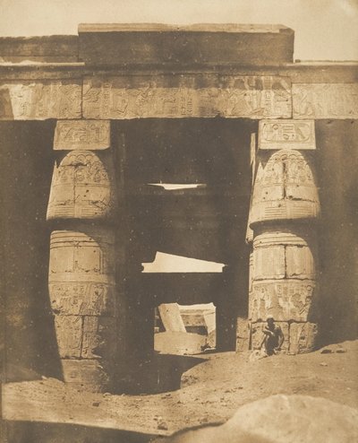 داخل معبد خونس ، في الكرنك ، طيبة ، 1849-50. بواسطة ماكسيم دو كامب