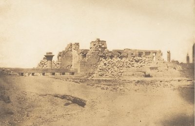 أنقاض قاعة الأعمدة في قصر الكرنك - منظر مأخوذ من الجنوب الغربي ، 1849-50. بواسطة ماكسيم دو كامب