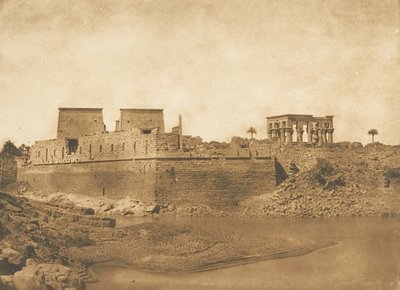 منظر عام لجزيرة فيلة ، مأخوذ من الطرف الجنوبي لجزيرة بيجوه ، ١٨٤٩-١٨٥٠. بواسطة ماكسيم دو كامب