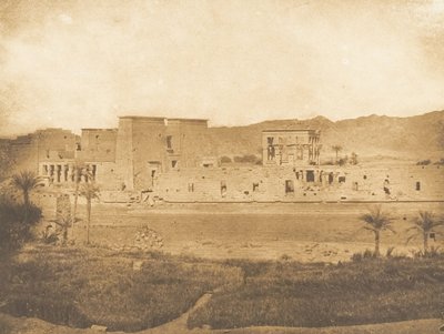 منظر عام لجزيرة فيلة ، مأخوذ من جزيرة غرب بيغوه ، ١٨٤٩-١٨٥٠. بواسطة ماكسيم دو كامب