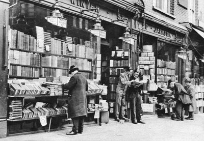 مكتبة في طريق تشارينج كروس ، لندن ، 1926-1927. بواسطة ماكليش