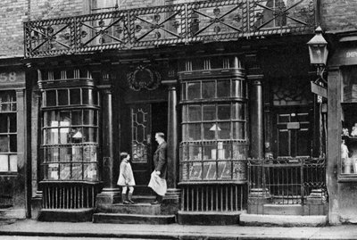 واجهة متجر ، Artillery Lane ، قبالة Bishopsgate ، لندن ، 1926-1927. بواسطة ماكليش