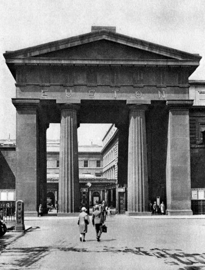 قوس دوري يؤدي إلى محطة يوستون ، لندن ، 1926-1927. بواسطة ماكليش