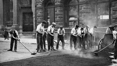 عمال يضعون القطران والأسفلت في كورنهيل ، لندن ، 1926-1927 بواسطة ماكليش