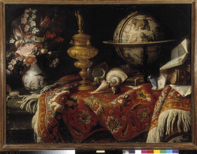 مزهرية زهور ونجوم كروية وكتب ومشغولات ذهبية على سجادة. لوحة رسمها Meiffren Conte (أو الكونت) (1630-1705) الإشارة الإلزامية: Collection fondation regards de Provence، Marseille (cm 92x121) بواسطة Meiffren (سي 1630-1705) كونتي