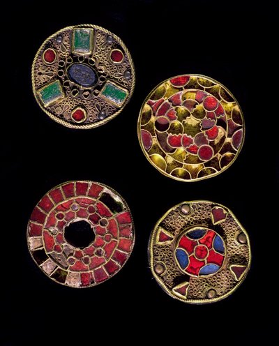 علم آثار العصور الوسطى (العصور الوسطى). فن الغال البربري: شظايا (من الشظية اللاتينية تعني التعلق) في الذهب والفضة تعمل بأسلوب تخريمي متعدد الألوان. فرنسا ، العصر الميروفنجي ، القرن السادس والسابع. ستراسبورغ ، Musee d'Archeologie du Palais R بواسطة الميروفنجية