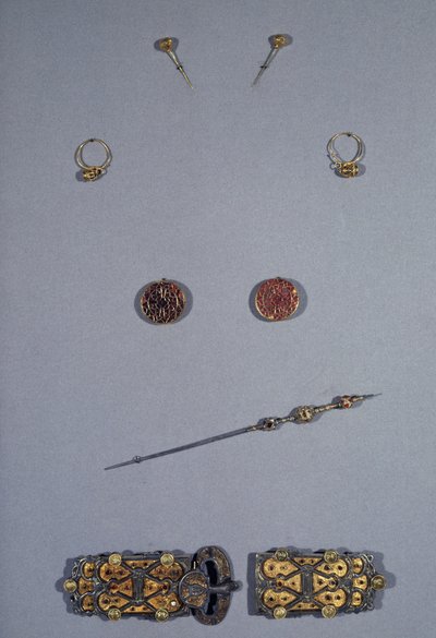 Art Merovingian (Gaul): مجموعة من ملكة الفرنجة Arnegonde أو Aregonde (v.515-600) ، حوالي 570. زوجة كلوتير الأول (511-561). من أعلى إلى أسفل: زوج من الدبابيس من الفضة والذهب ، زوج من الأقراط من الفضة مصوغة بطريقة ، والنحاس الصغر ، والعقيق ، بواسطة الميروفينجيان الميروفينجيان