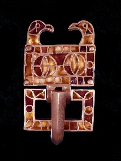 جوهرة مزينة برؤوس طيور (فرنسا) من القرن السادس. Musée de Saint-Germain en Laye بواسطة الميروفينجيان الميروفينجيان