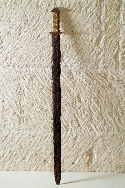 الفن الميروفنجي: epee ، القرن السادس. بلاد الغال. المتحف الأثري الوطني في سان جيرمان أونلي بواسطة الميروفينجيان الميروفينجيان