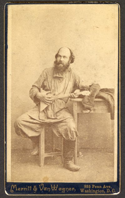 صورة لرجل مجهول الهوية مع بالاليكا ، بين 1886 و 1895. بواسطة ميريت وفان واجنر