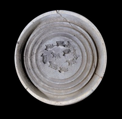 بلاد ما بين النهرين: فنجان من الطين من الحيوانات. 1750 ق. من الأطباق الملكية لقصر الملك زيمريليم ماري. باريس ، متحف اللوفر بواسطة بلاد ما بين النهرين