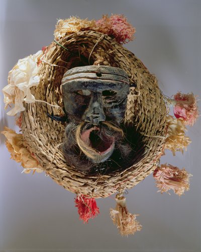 قناع زي للاحتفال بالمهرجان المكسيكي السنوي Guelaguetza (الخشب والقش مضفر والورق) بواسطة المدرسة المكسيكية
