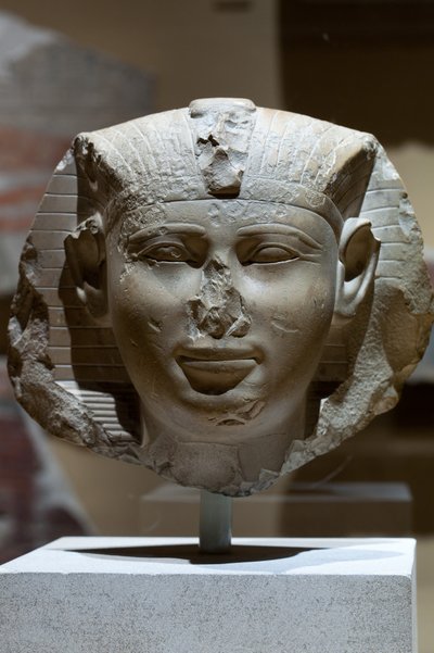 رأس الملك ، ربما Seankhkare Mentuhotep III ، c.2000–1988 قبل الميلاد (الحجر الجيري) بواسطة المملكة الوسطى المصرية