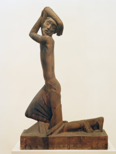 شاب يقف بواسطة ميلي ستيجر