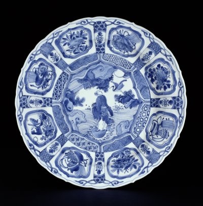 طبق كراك أزرق وأبيض مطلي بـ Li Tiegvai يعبر البحر على قرع مزدوج ، فترة وانلي ، 1594-1610 (بورسلان) بواسطة مدرسة اسرة مينج الصينية