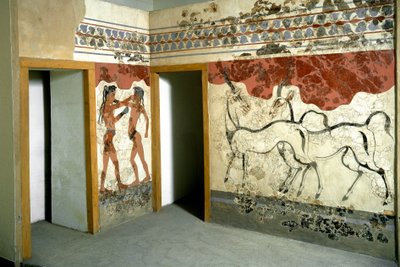 Minoan Art: "" قتال الحيوانات والمقاتل "" "فريسكو من أكروتيري في سانتوريني. القرن السادس عشر قبل الميلاد. أثينا ، المتحف الأثري الوطني بواسطة مينوان