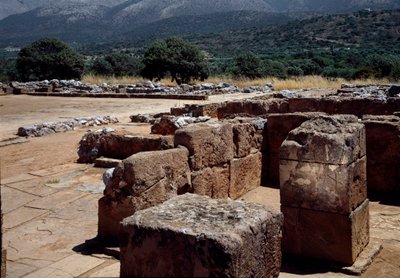 الحضارة المينوية: منظر لأطلال قصر ماليا (أو ماليا) حوالي عام 2000 قبل الميلاد. بواسطة مينوان
