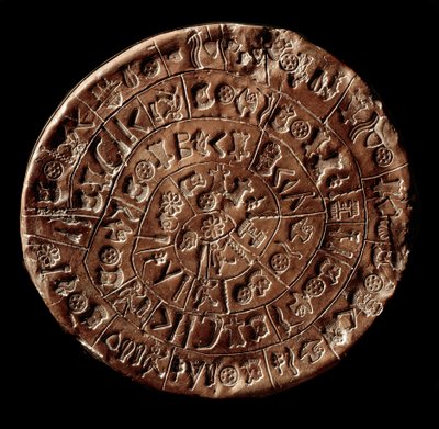 The disc of Phaistos (Phaistos Disk, Phaestos Disc) (Minoan Art - 1700 - 1600 BC) covered with hieroglyphs. بواسطة مينوان