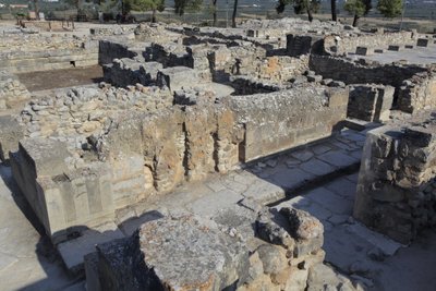 موقع مينوان الأثري لفيستوس. مجمع شمال شرق. مجمع من أربع غرف مجاور مباشرة للقصر القديم. تم استخدام هذه الغرف لتخزين أواني الطقوس القيمة. تم العثور هنا مع "قرص Phaistos" الشهير الذي يحمل الكتابة الهيروغليفية بواسطة مينوان