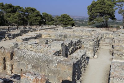 Minoan archeological site of Phaistos.North east complex. Complex of four rooms directly adjoining the old palace. These rooms were used to store valuable ritual vessels. The famous “” Phaistos disc”” bearing hieroglyphic writing was found here with other  بواسطة مينوان