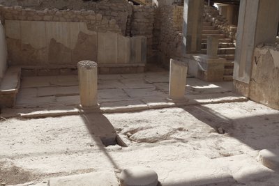 موقع مينوي الأثري لفيستوس. ميجارون الملكة (أي شقق الملكة). أقصى الجنوب من Royal Apartmentsof Phaistos. تم رصف الأرضية بألواح جبسية وجص أحمر يملأ الفراغ. كما تم استخدام الجبس في البينك بواسطة مينوان