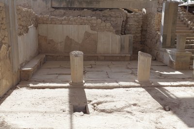 موقع مينوي الأثري لفيستوس. ميجارون الملكة (أي شقق الملكة). أقصى الجنوب من Royal Apartmentsof Phaistos. تم رصف الأرضية بألواح جبسية وجص أحمر يملأ الفراغ. كما تم استخدام الجبس في البينك بواسطة مينوان