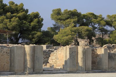 Minoan archeological site of Phaistos. Gateway of the north wing opening off the central court. The north wing is the most important wing of the palace because it is believed to have housed the “” Royal Apartments””. Gateway leading to the complex of the “ بواسطة مينوان