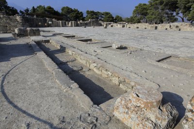 Minoan archeological site of Phaistos. General view of the central court from the shrines of the west wing.The central court is a basic architectural element of Minoen palace. It is a core around which the different wing are set. This central court was bui بواسطة مينوان