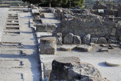 موقع مينوان الأثري لفيستوس. منظر عام لأضرحة الجناح الغربي على طول الفناء المركزي من الجناح الشمالي. كان هناك نوعان من المزارات: "ضريح مقعد" و "حوض محايد". كان "ضريح البدلاء" عبارة عن غرفة صغيرة مستطيلة الشكل ذات مساحة منخفضة بواسطة مينوان