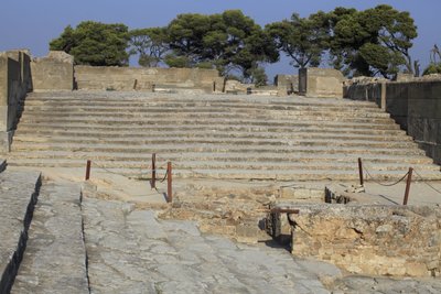 موقع مينوان الأثري لفيستوس. يبدأ الدرج في الساحة الغربية ويؤدي إلى The Propylaea ، المدخل الرئيسي والأكثر إثارة للإعجاب للقصر الجديد والخطوات التي شكلت مقاعد المنطقة المسرحية ، والمستخدمة للمناسبات الدينية و بواسطة مينوان