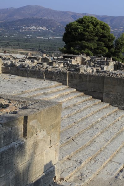 موقع مينوان الأثري لفيستوس. يبدأ الدرج في الساحة الغربية ويؤدي إلى The Propylaea ، المدخل الرئيسي والأكثر إثارة للإعجاب للقصر الجديد (1700-1450 قبل الميلاد). فيستوس ، كريت. بواسطة مينوان