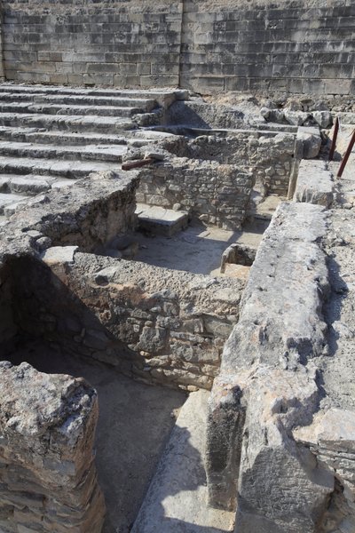 Minoan archeological site of Phaistos. The tripartite shrine. This Complex of rooms in front of the Palace was a small shrine. Phaistos, Crete. بواسطة مينوان