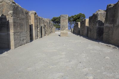 Minoan archeological site of Phaistos. The west magazines. Large complex of the palace storerooms. It consists of the antechamber, the corridor of the storerooms, and the storerooms themselves. To right and left of the corridor were 11 magazines in which t بواسطة مينوان