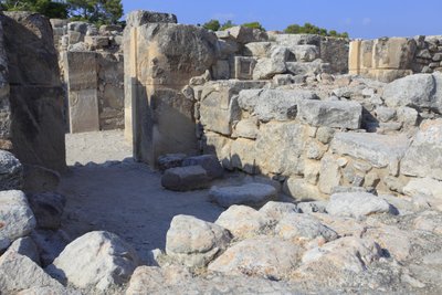 Minoan archeological site of Phaistos. The west magazines. Large complex of the palace storerooms. View over some of the 11 magazines in which the goods of the palace were stored (1900-1700 BC) Phaistos, Crete. بواسطة مينوان