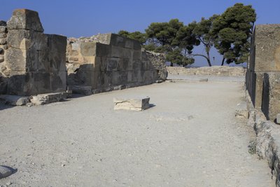 Minoan archeological site of Phaistos. The west magazines. Large complex of the palace storerooms. It consists of the antechamber, the corridor of the storerooms, and the storerooms themselves. To right and left of the corridor were 11 magazines in which t بواسطة مينوان